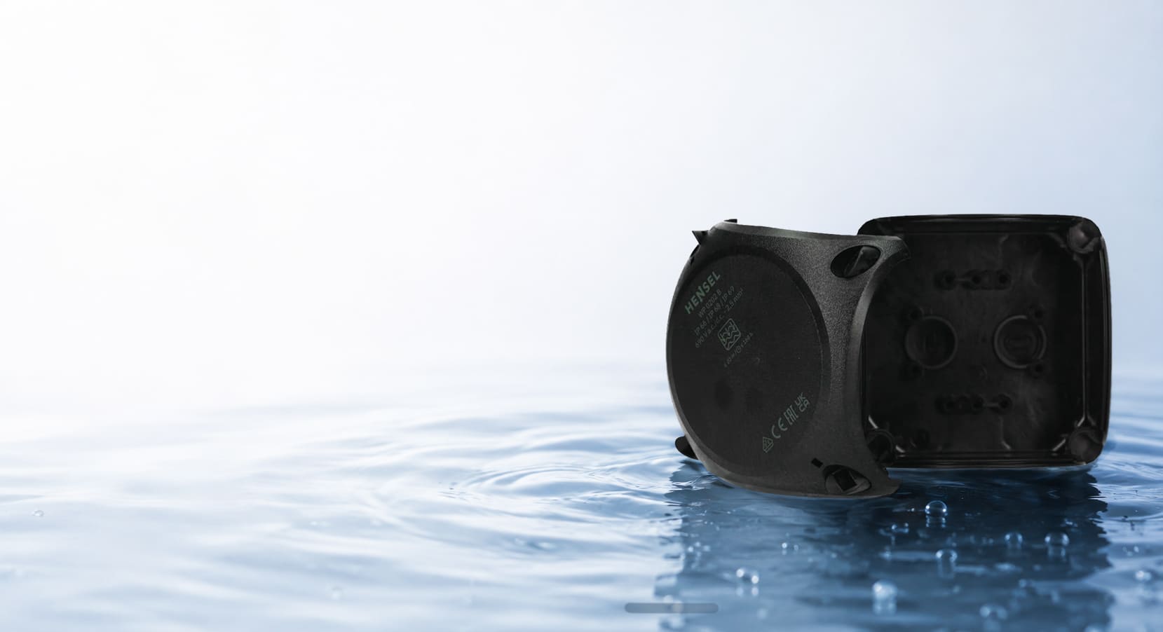 Hensel ENYCASE WP wasserdichter Kabelabzweigkasten vor Wasserhintergrund