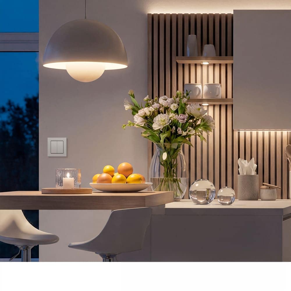 Moderne Küche mit eingeschalteter Pendelleuchte als Beispiel für Lichtsteuerung mit JUNG HOME