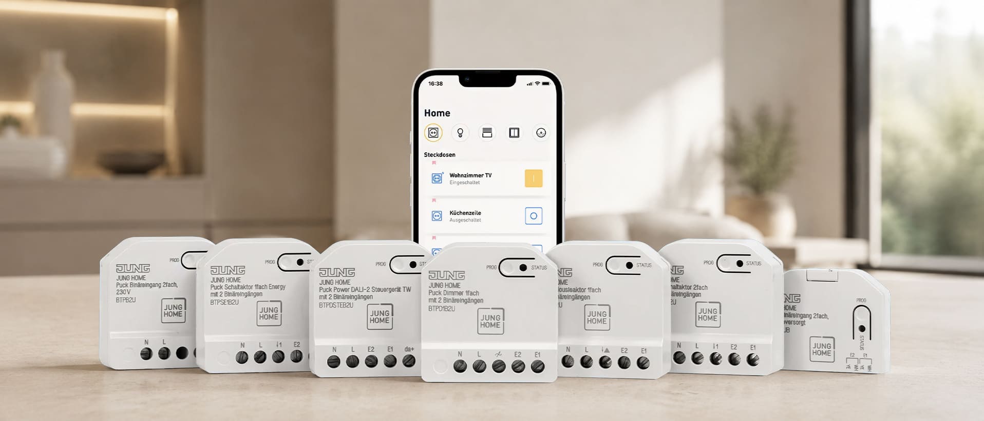 JUNG HOME Pucks mit Smartphone-App in hellem Wohnambiente als Übersicht der Smart-Home-Aktoren