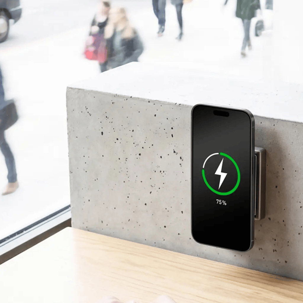 JUNG Magnetic Charger als induktives Ladegerät in der Wand für kabelloses Laden eines Smartphones im Schalterdesign