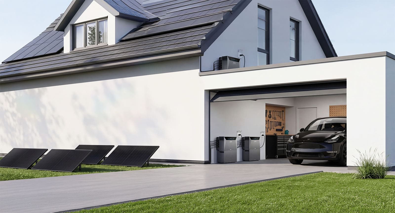 Anker SOLIX Solarspeicher an einem Wohnhaus mit Garage und Solarmodulen auf einer Aufständerung im Garten