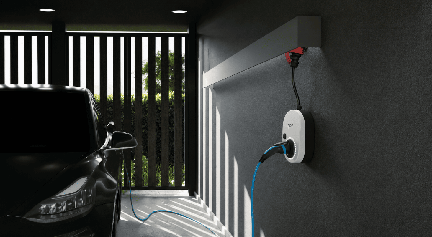 Mobile Wallbox in einer Garage am Elektroauto