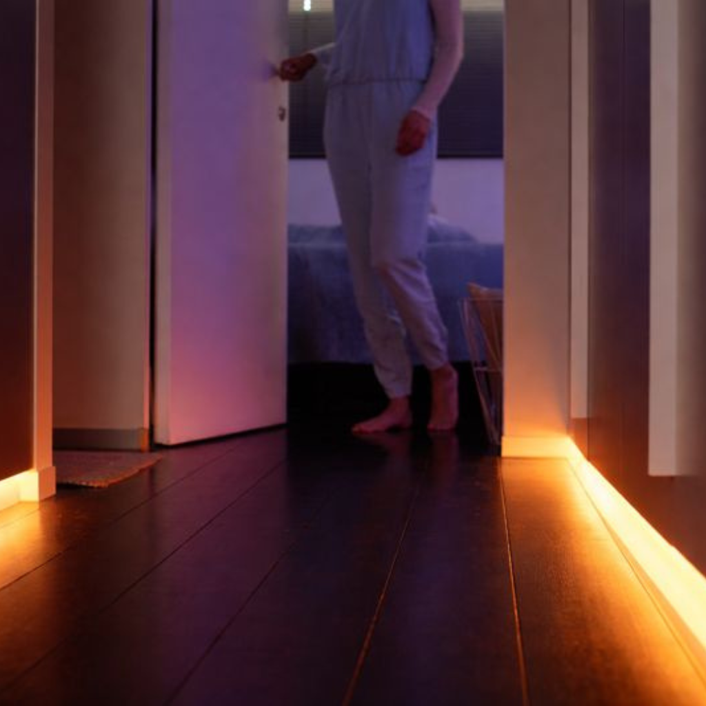 Gedimmtes Nachtlicht im Flur
