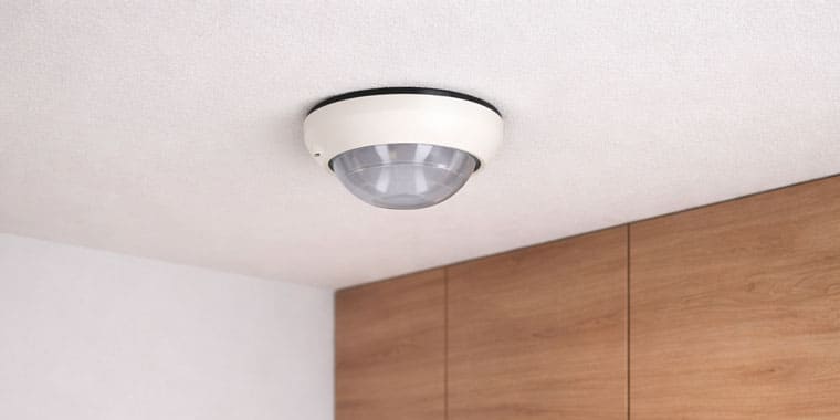 Bewegungsmelder hängt an der Decke